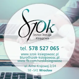 Logo firmy księgowej 'SzOK Szybka Obsługa Księgowa' na tle biurka z laptopem i dłońmi osoby piszącej. Widoczny adres i numer telefonu firmy.