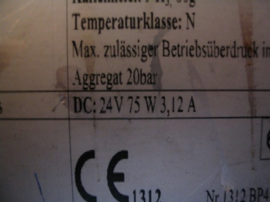 Etykieta znamionowa lodówki do ciężarówki z informacjami technicznymi, w tym napięcie DC 24V, moc 75W i prąd 3.12A, widoczny znak CE.