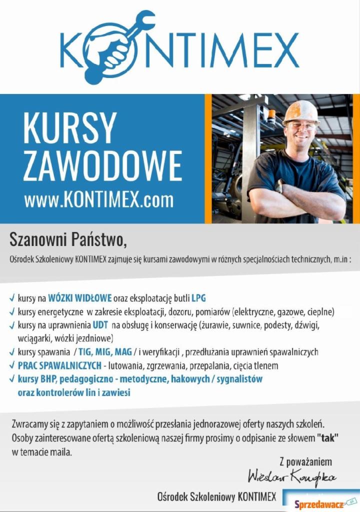 Reklama ośrodka szkoleniowego Kontimex oferującego kursy zawodowe, w tym na wózki widłowe, uprawnienia UDT, spawanie i BHP. Na zdjęciu uśmiechnięty mężczyzna w kasku i okularach ochronnych na tle...