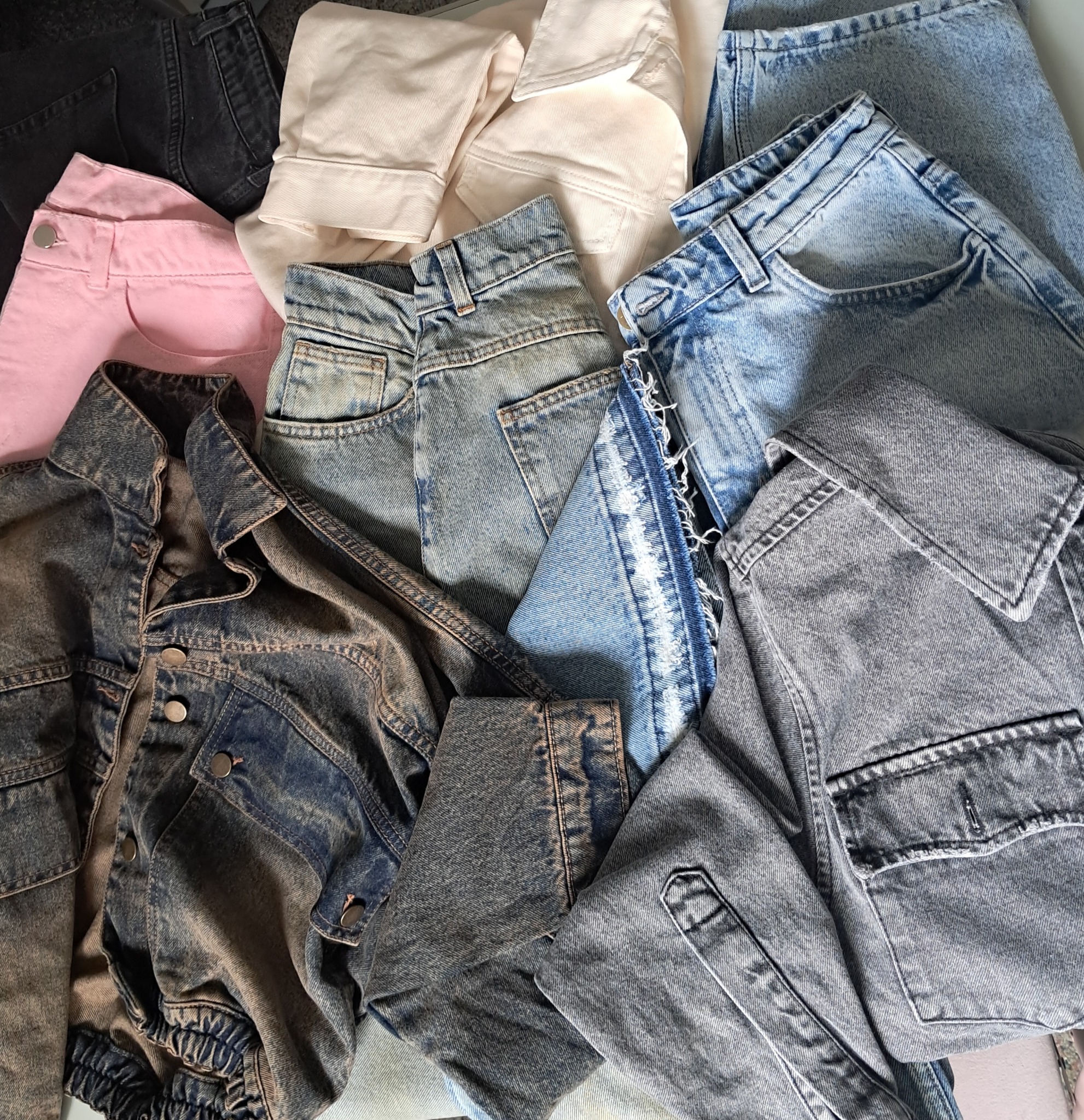 Zapewniamy szeroką ofertę barwień i dekatyzacji.