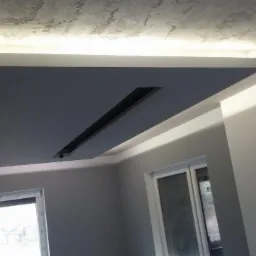 Szary podwieszany sufit z oświetleniem LED i centralnym wycięciem na oświetlenie, widok z dołu, szara ściana, białe okna.