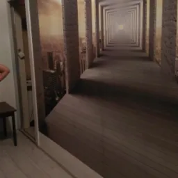 Fototapeta przedstawiająca iluzję perspektywy korytarza z widokiem na miasto, nałożona na ścianę w przedpokoju z drewnianą podłogą i białymi drzwiami.