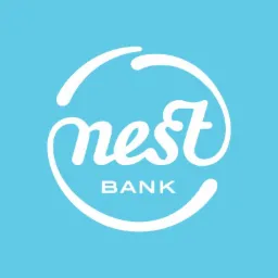 Białe logo Nest Bank na błękitnym tle, prezentujące stylizowany napis 'nest' otoczony okręgiem, z napisem 'BANK' poniżej.