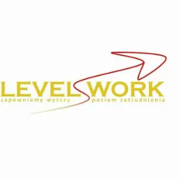 Logo firmy LevelsWork z hasłem 'zapewniamy wyższy poziom zatrudnienia' i czerwoną strzałką skierowaną w górę.