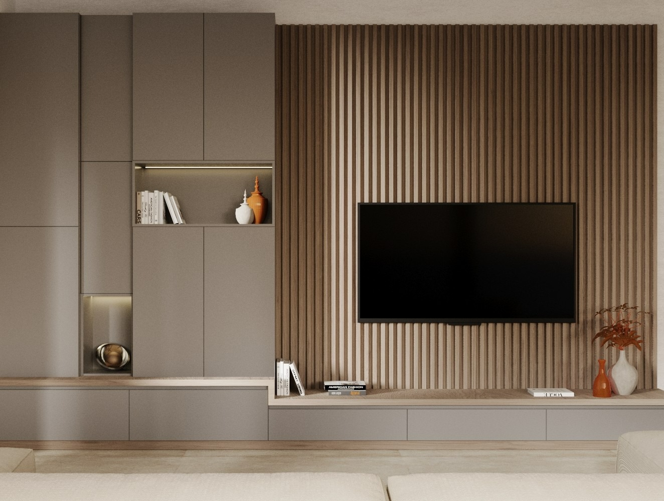 Nowoczesna zabudowa ściany TV z szarymi szafkami i drewnianymi lamelami. Dekoracje: książki, wazony. Oświetlenie LED podkreśla półki. Minimalistyczny design.