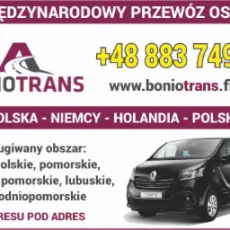 Reklama firmy transportowej BonioTrans z numerem telefonu, adresem strony internetowej i zakresem działania Polska-Niemcy-Holandia, z czarnym busem Renault Trafic i czerwonymi walizkami.