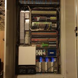 SELV GROUP - FOTOWOLTAIKA, POMPY CIEPŁA, KLIMATYZACJE - Rozdzielnia domu inteligentnego w trakcie uruchamiania systemu