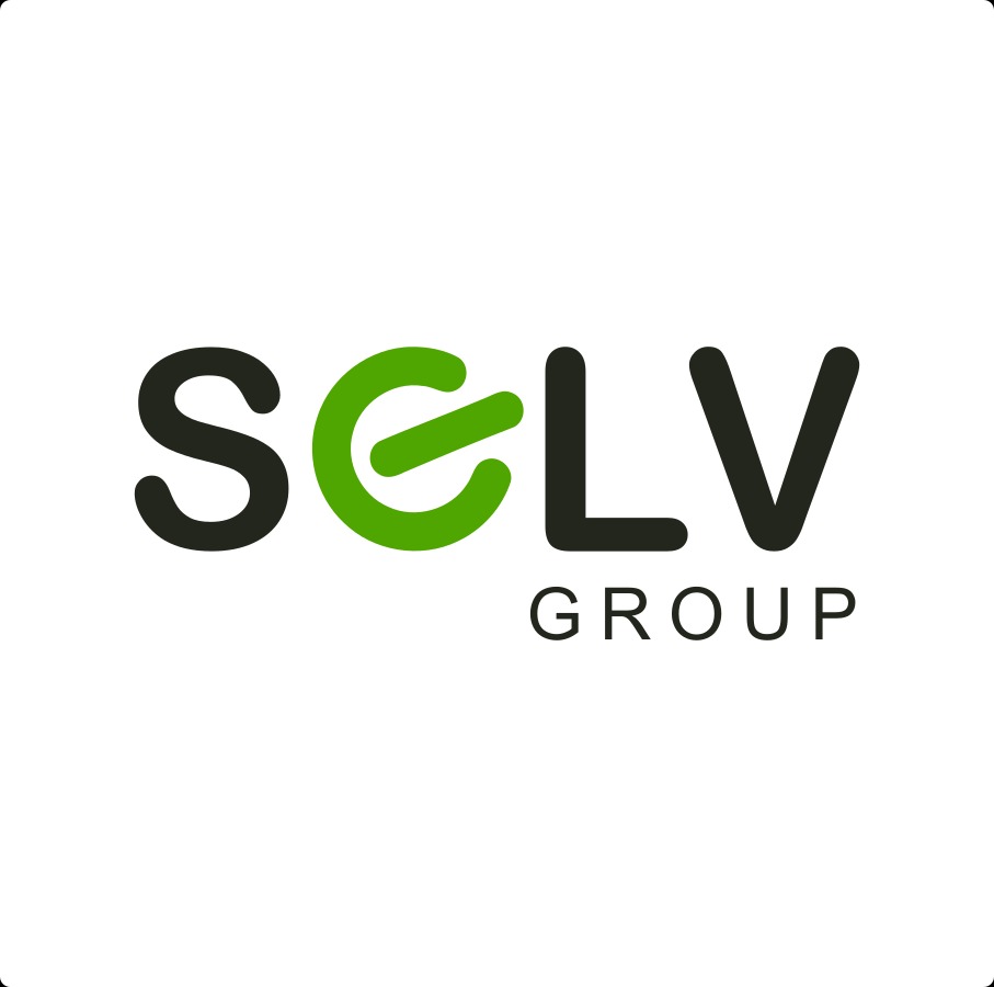 Logo firmy SELV Group, czarne litery S, L, V z zielonym elementem graficznym w kształcie litery E, na białym tle.