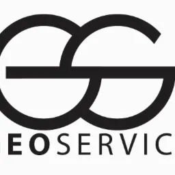 Czarne logo firmy GeoService z dwoma splecionymi okręgami przeciętymi poziomą linią na białym tle.