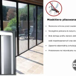 Plisowana moskitiera w czarnej ramie, zamontowana na przesuwanych drzwiach tarasowych, widok z wnętrza na ogród