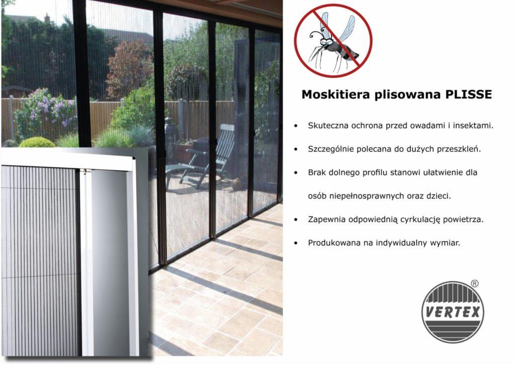 Plisowana moskitiera w czarnej ramie, zamontowana na przesuwanych drzwiach tarasowych, widok z wnętrza na ogród