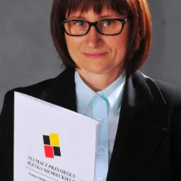 Portret kobiety w czarnym żakiecie i błękitnej koszuli, trzymającej dokument z napisem 'Tłumacz Przysięgły Języka Niemieckiego' i kolorowymi kwadratami w lewym górnym rogu.