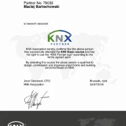 Certyfikat KNX Partner dla Macieja Bartochowskiego, potwierdzający ukończenie kursu KNX Basic i uprawnienia do projektowania i diagnozowania systemów inteligentnego domu.