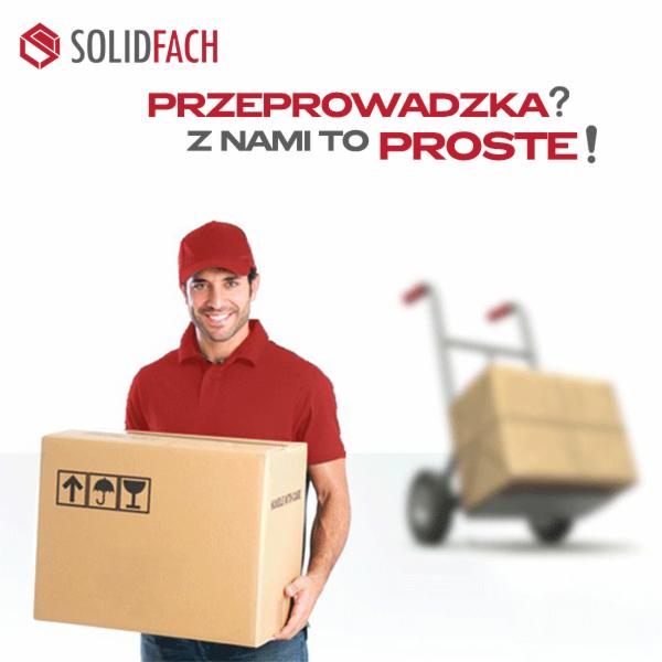 Uśmiechnięty mężczyzna w czerwonym uniformie i czapce trzyma karton z ikonami strzałek i kieliszków, w tle rozmazany wózek transportowy i napis 'Przeprowadzka? Z nami to proste!' oraz logo firmy...