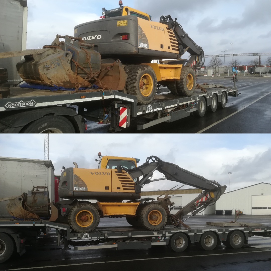 Dwa ujęcia transportu żółtej koparki Volvo EW140B na niskopodwoziowej naczepie ciężarówki z oznaczeniem '80' i logo 'NOOTEBOOM' na tle parkingu.