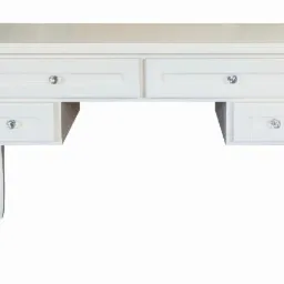 Białe biurko z czterema szufladami i kryształowymi gałkami, na giętych nogach, sfotografowane na białym tle.