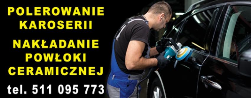 Pracownik w czarnych rękawicach poleruje czarny samochód za pomocą elektrycznej polerki. W tle widoczny tekst informujący o polerowaniu karoserii i nakładaniu powłoki ceramicznej oraz numer telefonu.