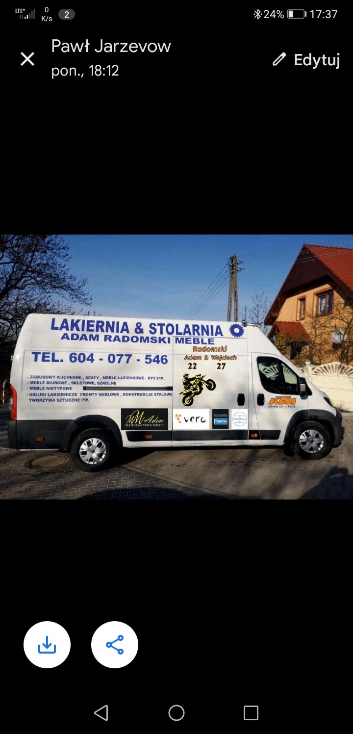 Biały samochód dostawczy z reklamą lakierni i stolarni Adam Radomski Meble, z numerem telefonu i zakresem usług obejmującym zabudowy kuchenne, szafy, meble łazienkowe, biurowe i nietypowe, a także...
