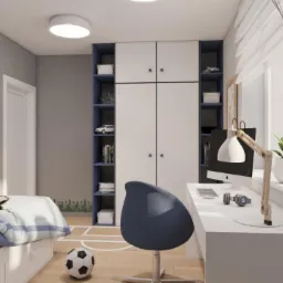 Pokój młodzieżowy z białymi meblami, biurkiem przy oknie, łóżkiem z wezgłowiem z szarych i zielonych heksagonów oraz piłką nożną na podłodze.