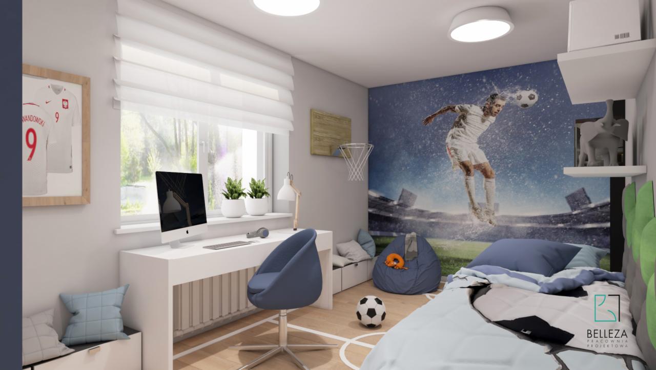 Pokój dziecięcy z motywem piłkarskim: tapeta z piłkarzem, biurko z komputerem, krzesło na kółkach, piłka nożna na podłodze, plakat z koszulką reprezentacji Polski i lampka biurkowa.