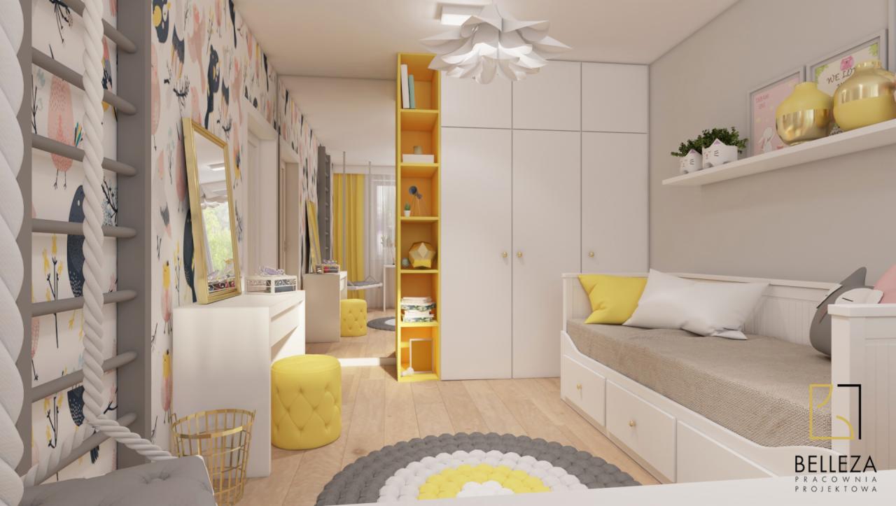 Pokój dziecięcy z łóżkiem z szufladami, żółtymi akcentami: pufa, regał, poduszka, dywanik, tapeta w ptaki, drabinka sznurkowa i logo pracowni projektowej Belleza.