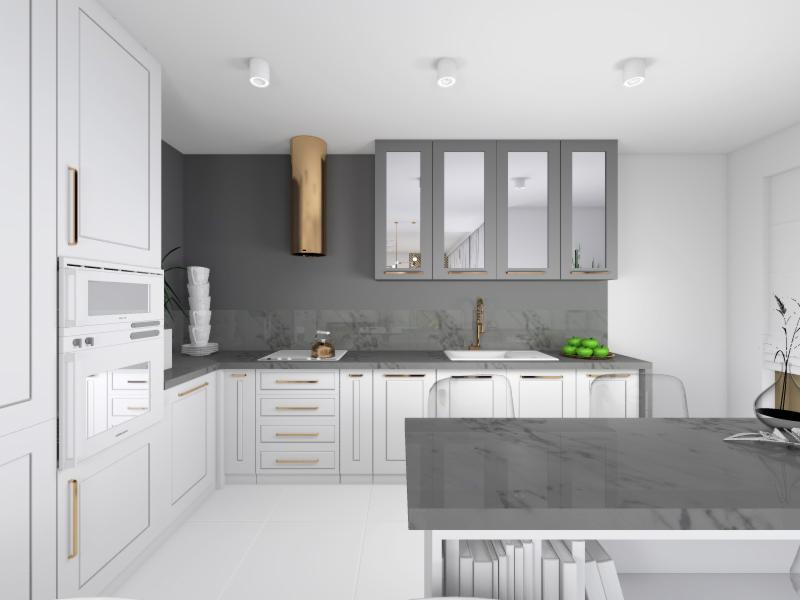 Nowoczesna kuchnia w bieli i szarości z złotymi akcentami: okap w kolorze złota, złote uchwyty szafek, szklane fronty szafek wiszących, marmurowy blat wyspy i podświetlane półki z książkami.
