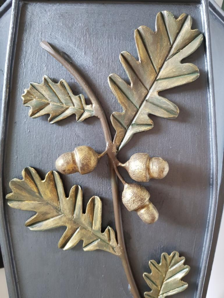 wazon z liściem dębu