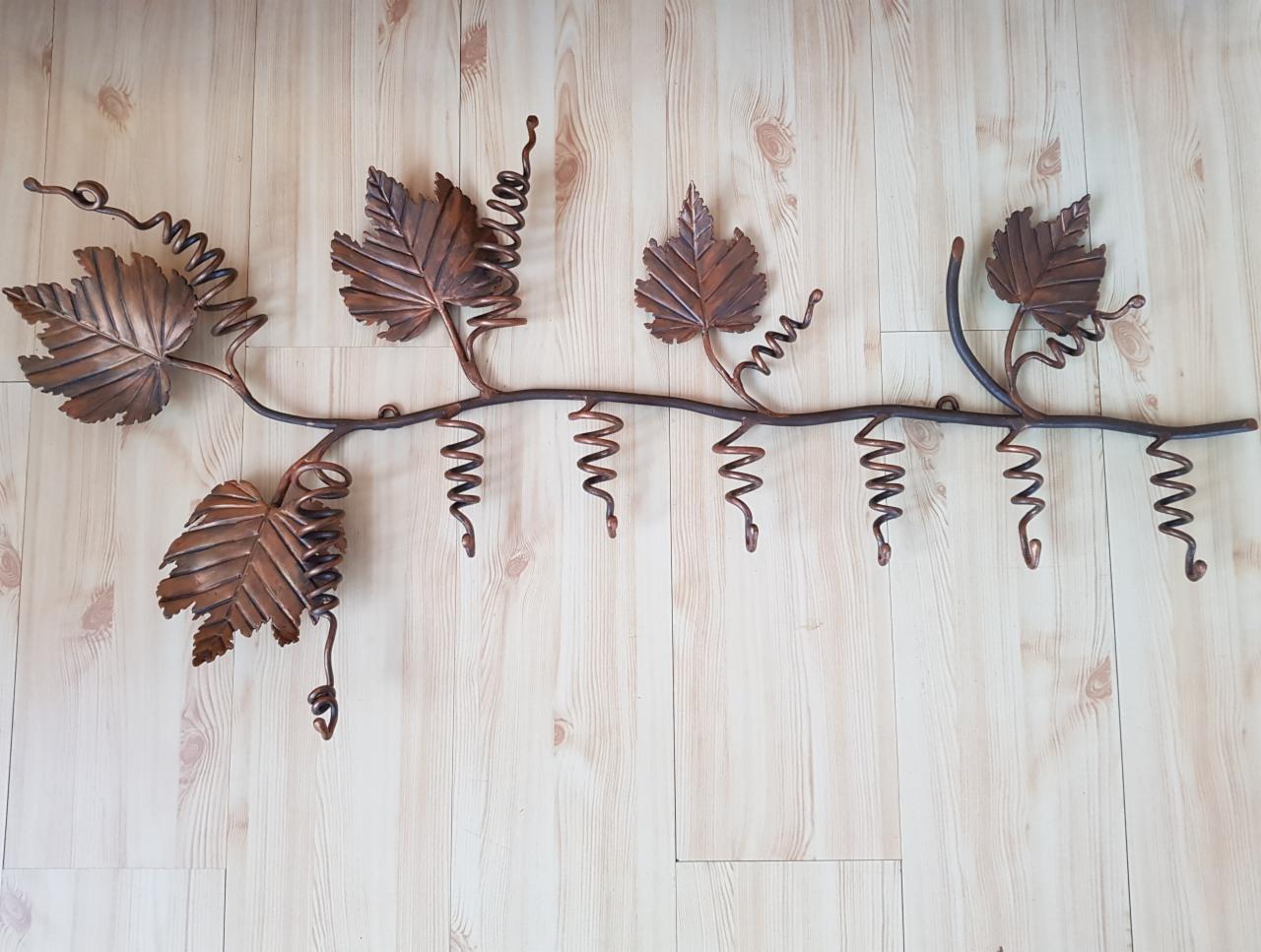 wieszak z liśćmi winogrona