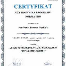 Skan certyfikatu użytkownika programu Norma Pro, wystawionego przez Akademię Athenasoft dla Tomasza Pysklaka, potwierdzający zdanie egzaminu z wynikiem 100/100 w dniu 2018-04-19.