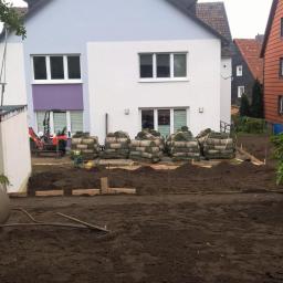 Realizacja projektu ogrodu 320 m2 - Trawa z rolki - z2