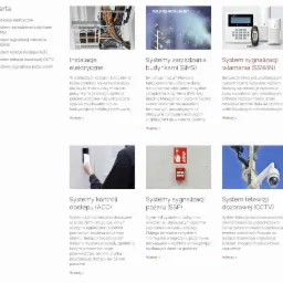 Szafa elektryczna z widocznymi przewodami i elementami instalacji elektrycznej, wewnątrz budynku.