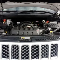 Silnik samochodu z instalacją widoczny po otwarciu maski, zamontowany w warsztacie w Radomiu.