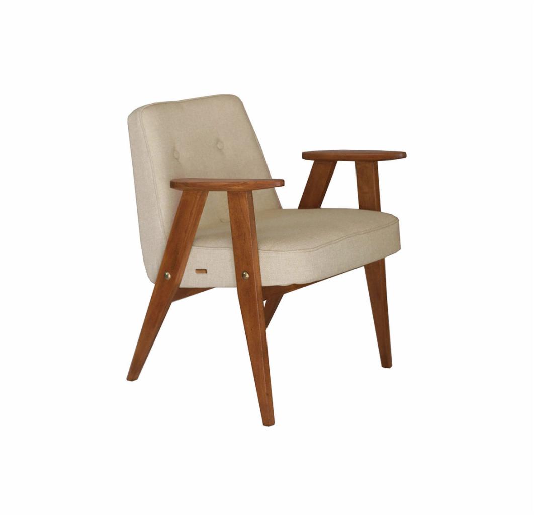 Beżowy fotel z drewnianymi podłokietnikami i nogami w stylu retro, widok z boku na białym tle.