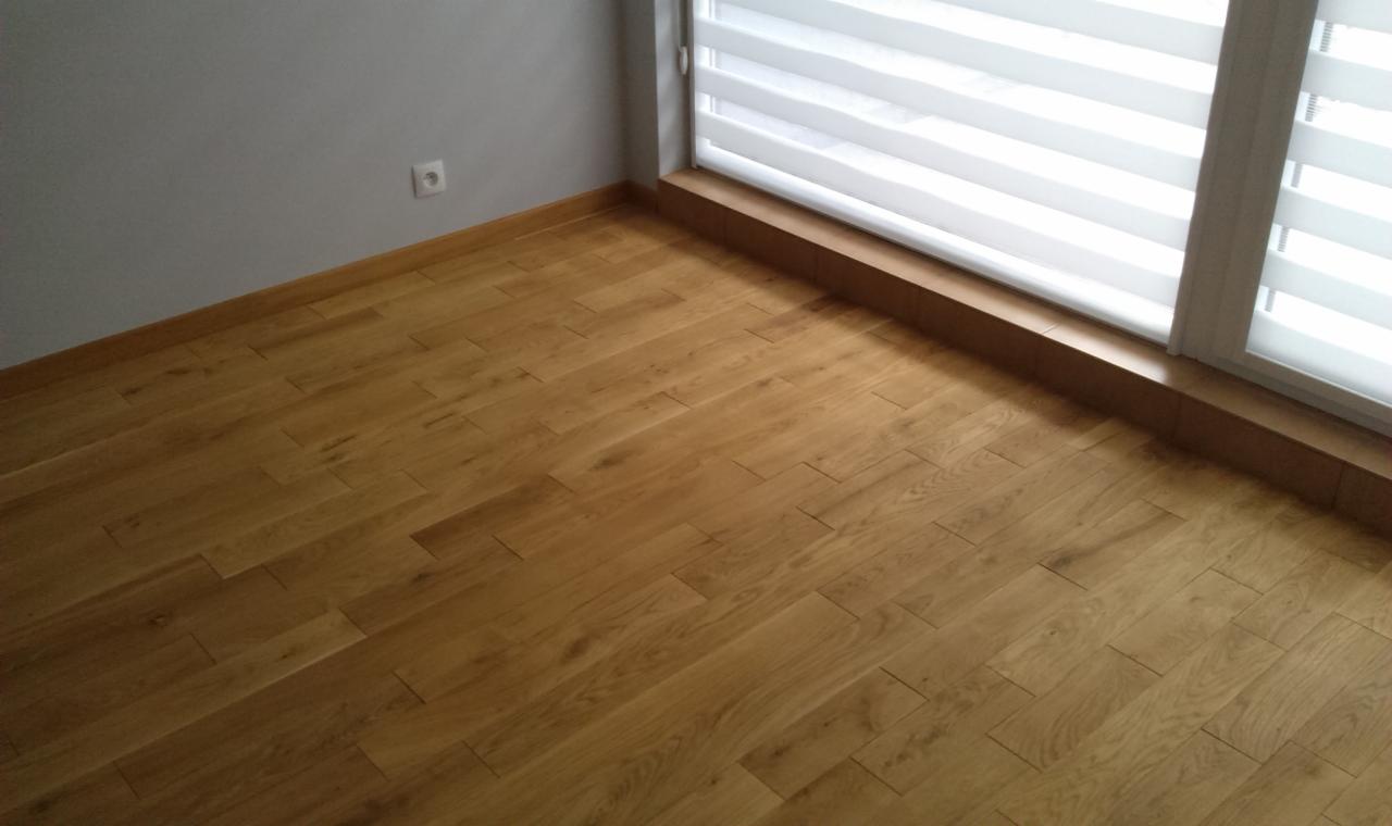 Podłoga drewno surowe. Wykończona hybrydą olejowo lakierową