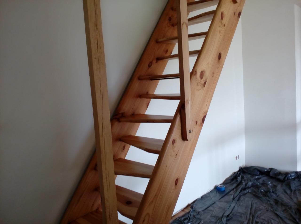 Renowacja 45-letnich schodów dębowych