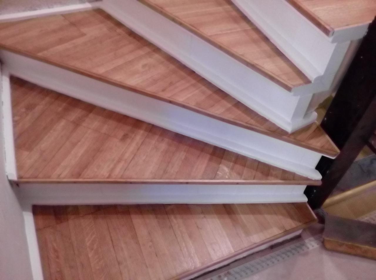 Podłoga na ściance kinowej i na suficie