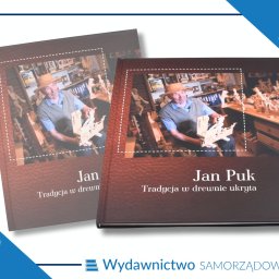 WYDAWNICTWO SAMORZĄDOWE spółka z o.o. - Dwa identyczne egzemplarze książki z okładką imitującą skórę, prezentujące zdjęcie rzemieślnika Jana Puka w słomkowym kapeluszu, trzymającego drewnianą konstrukcję na tle warsztatu pełnego...