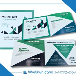 WYDAWNICTWO SAMORZĄDOWE spółka z o.o. - Zestaw materiałów reklamowych, w tym katalogi, ulotki, wizytówki, kalendarze i papier firmowy, prezentujący ofertę studia reklamowego, z bliska, w jasnym oświetleniu.