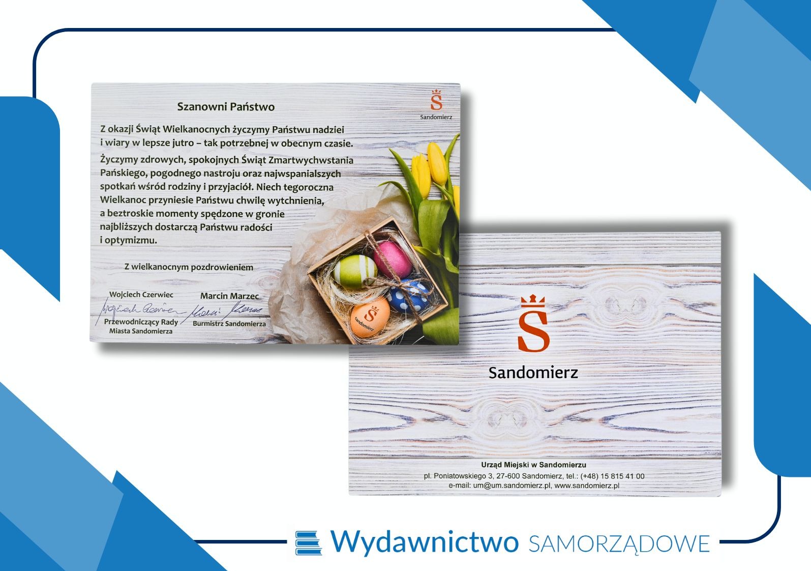 Wielkanocna kartka z życzeniami od Urzędu Miejskiego w Sandomierzu, z pisankami w drewnianym pudełku i żółtymi tulipanami, leżąca obok wizytówki z logo miasta na tle drewnianych desek.