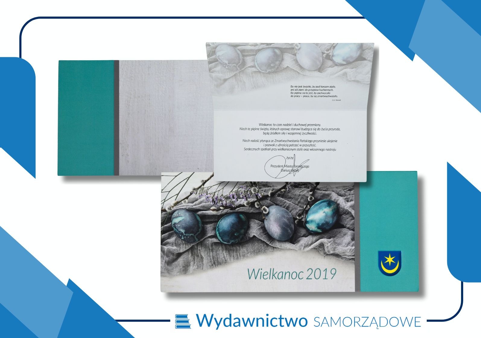 Rozkładówka kartki okolicznościowej z życzeniami wielkanocnymi, prezentująca motyw barwionych jaj na szarym tle, obok widoczna koperta z herbem miasta i logo wydawnictwa.