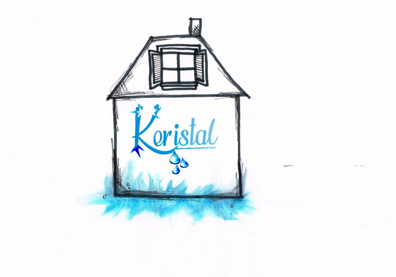 Szkic domu z otwartym oknem na poddaszu i napisem 'Kristal' w kolorze niebieskim, z trzema kroplami wody pod napisem, całość obrysowana czarnym tuszem i delikatnie pokolorowana akwarelą.