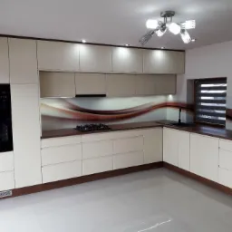 Jasna, nowoczesna kuchnia z brązowymi akcentami. Zabudowa z piekarnikiem, płyta grzewcza, okap i szafki. Brązowy blat i panel nad blatem z motywem fal.