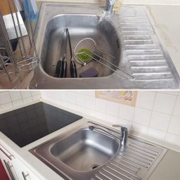 LuxeLike Sprzątanie Mycie Czyszczenie - Dwa ujęcia tej samej metalowej zlewozmywarki: górne pokazuje ją brudną z naczyniami i gąbką w środku, dolne pokazuje ją czystą i błyszczącą, obok indukcyjnej płyty grzewczej.