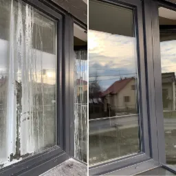 Okno PCV podzielone na pół: lewa strona silnie zabrudzona smugami, prawa strona czysta, widok na dom z czerwoną dachówką i pochmurne niebo.