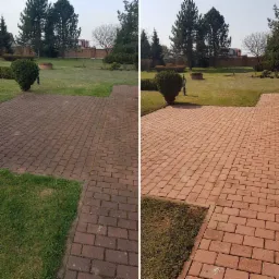 Porównanie czystości kostki brukowej na zewnątrz: po lewej stronie zabrudzona mchem i ziemią, po prawej świeżo umyta, z widocznym kontrastem na tle zielonego trawnika i dekoracyjnych krzewów.