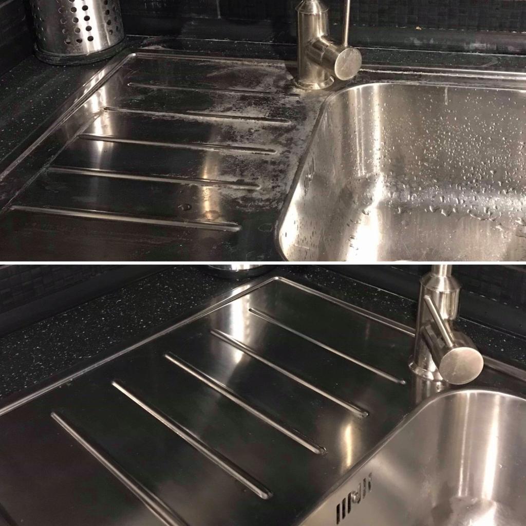 Zdjęcie typu 'przed i po' przedstawiające czyszczenie zlewu kuchennego ze stali nierdzewnej, z widocznymi śladami kamienia i zabrudzeń w górnej części oraz błyszczącą, czystą powierzchnią w dolnej...