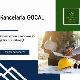 Grafika reklamowa kancelarii GOCAL: Dwóch inżynierów analizuje plany budowlane, jeden trzyma biały kask, na stole leży żółty kask i miniatury domów, w tle logo kancelarii i hasło o ocenie ryzyka...