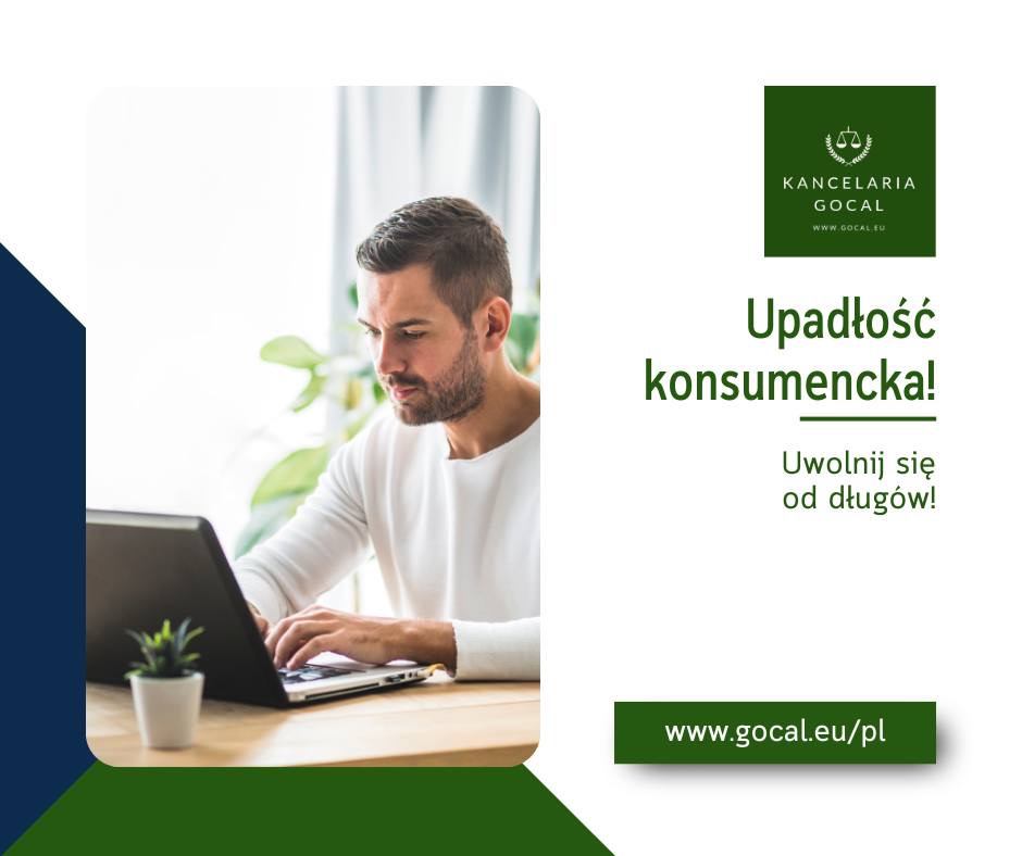 Mężczyzna pisze na laptopie, obok roślina doniczkowa, w tle logo kancelarii i napis 'Upadłość konsumencka! Uwolnij się od długów!'