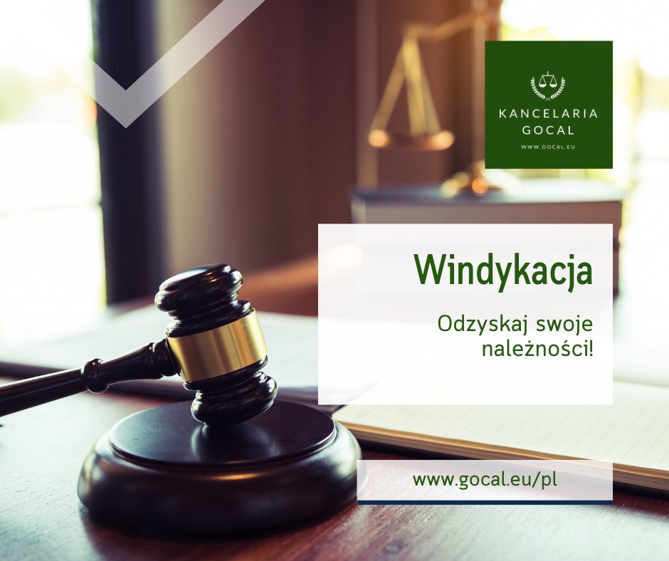 Młotek sędziowski na drewnianym biurku, w tle waga sprawiedliwości i logo kancelarii z napisem 'Windykacja. Odzyskaj swoje należności!'