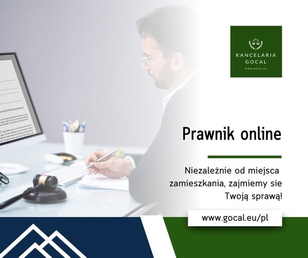 Prawnik online przy biurku, piszący na klawiaturze, obok leży młotek sędziowski, a na monitorze widoczny dokument prawny.